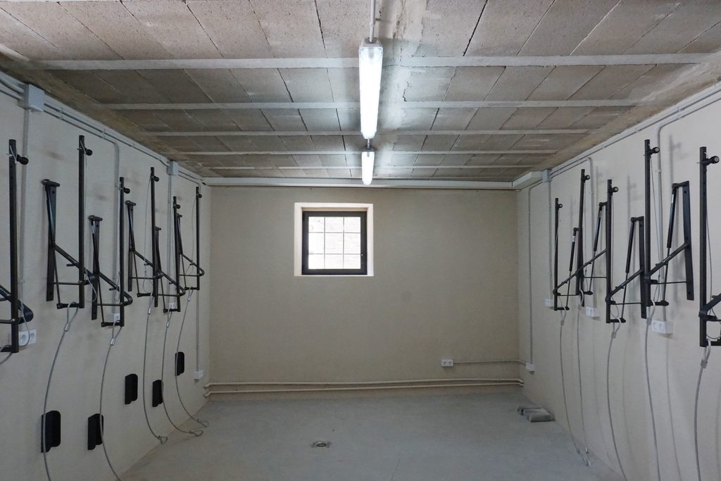Guardabicis con soportes de pared vacíos
