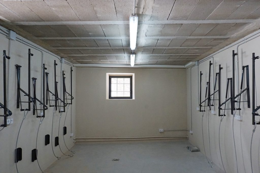 Guardabicis con soportes de pared vacíos