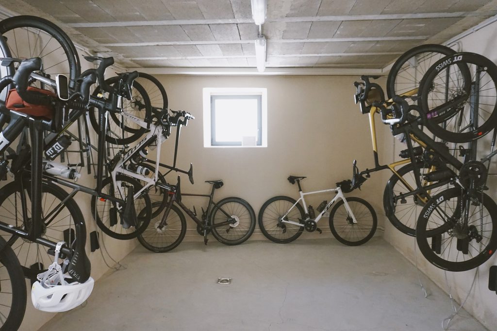 Guardabicis con bicicletas colgadas y ventana