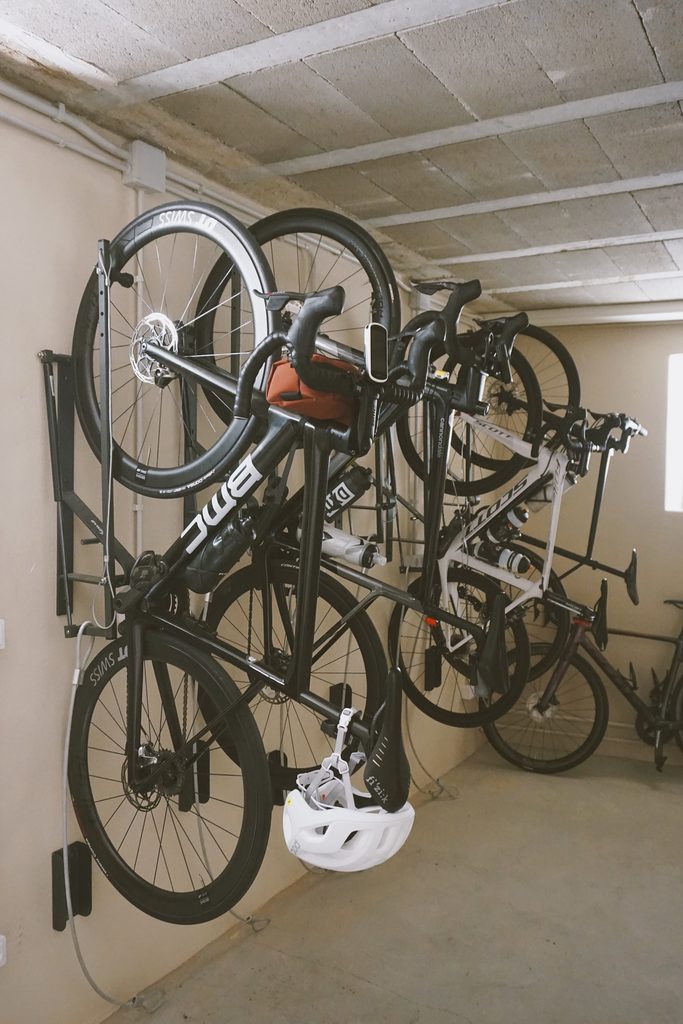 Bicicletas de carretera colgadas en soportes de pared