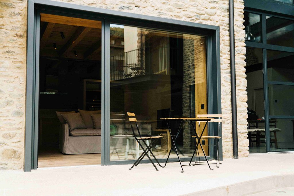 Salón con acceso a la terraza a través de puertas de cristal
