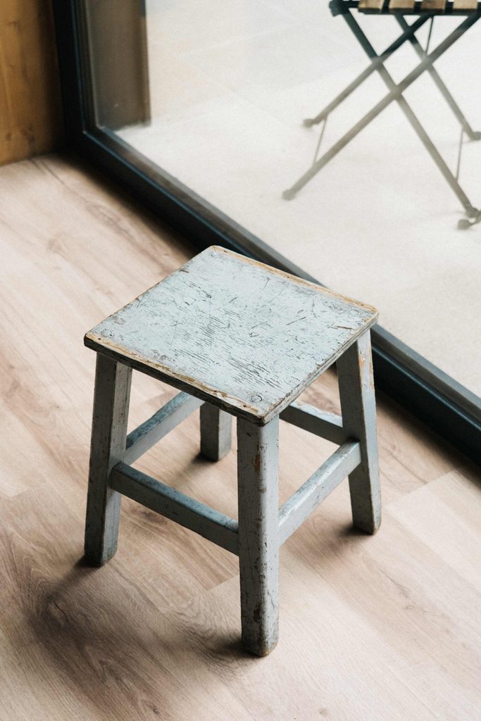 Taburete de madera antiguo