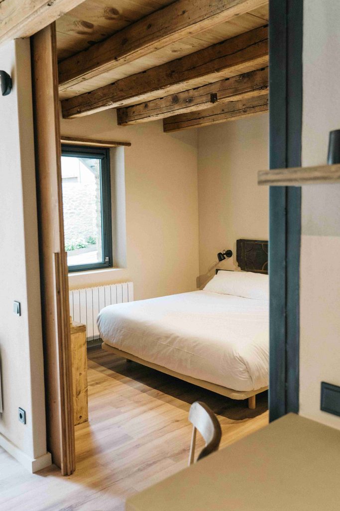 Dormitorio con cama doble junto a la ventana