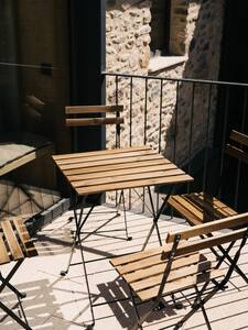 Terraza con mesa y sillas plegables de madera