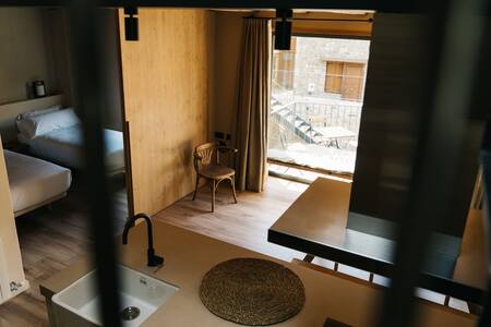 Vista del salón desde la cocina, con ventana al patio
