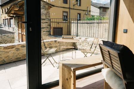 Salida a la terraza con mesa y sillas desde el salón