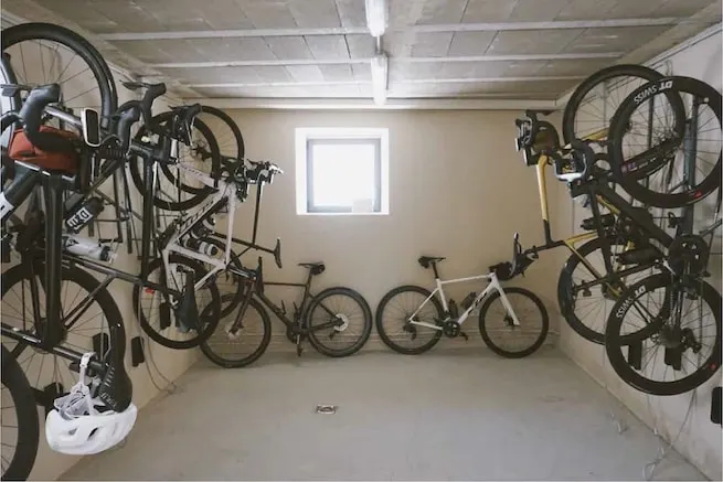Guardabicis con bicicletas colgadas en la pared