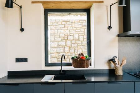Fregadero bajo la ventana en la cocina común