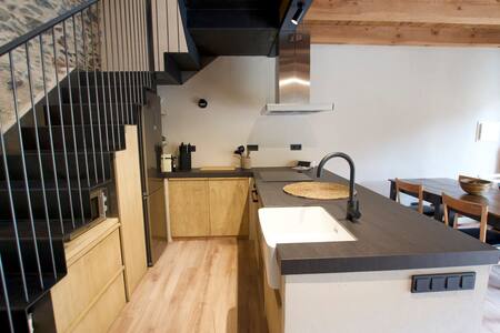 Cocina con fregadero, placa y campana bajo la escalera